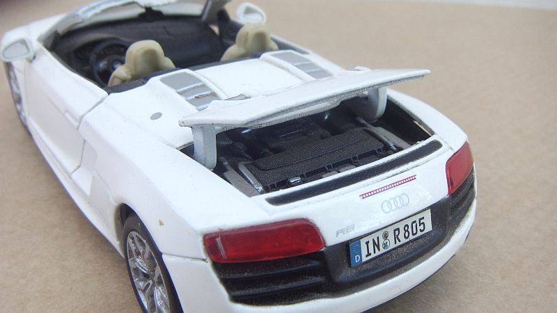 A SUPER COOL DIE CAST METAL 1:24 SCALE MODEL OF THE AUDI R8 SPYDER ....GREAT DETAILING !!