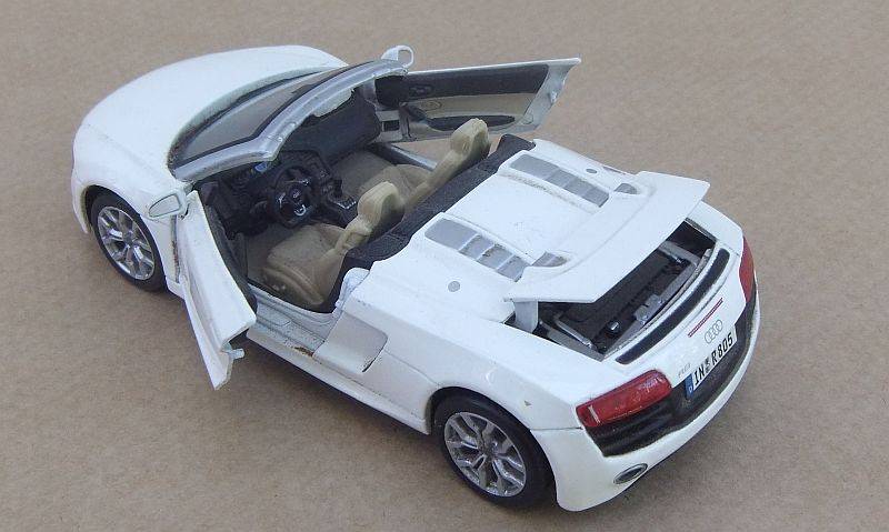 A SUPER COOL DIE CAST METAL 1:24 SCALE MODEL OF THE AUDI R8 SPYDER ....GREAT DETAILING !!