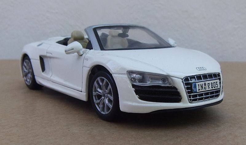 A SUPER COOL DIE CAST METAL 1:24 SCALE MODEL OF THE AUDI R8 SPYDER ....GREAT DETAILING !!