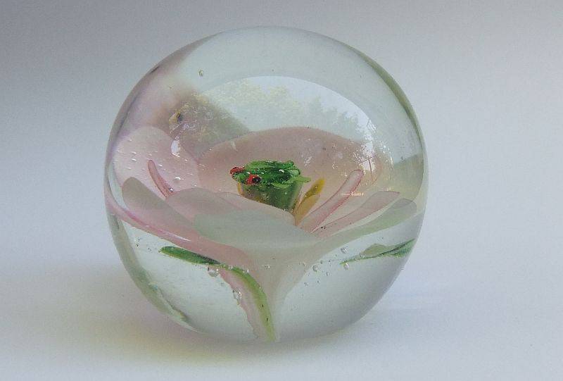 WOW !! A TOTALLY ADORABLE RARE LITTLE SOLID GLASS "FROG ON FLOWER" MOTIF VINTAGE PAPERWEIGHT !!