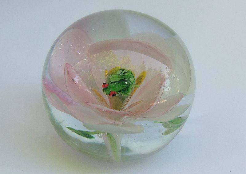 WOW !! A TOTALLY ADORABLE RARE LITTLE SOLID GLASS "FROG ON FLOWER" MOTIF VINTAGE PAPERWEIGHT !!