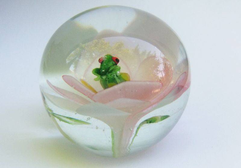 WOW !! A TOTALLY ADORABLE RARE LITTLE SOLID GLASS "FROG ON FLOWER" MOTIF VINTAGE PAPERWEIGHT !!