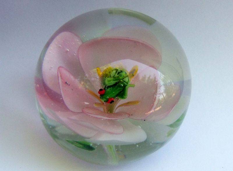 WOW !! A TOTALLY ADORABLE RARE LITTLE SOLID GLASS "FROG ON FLOWER" MOTIF VINTAGE PAPERWEIGHT !!