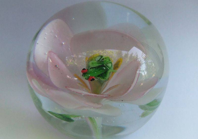 WOW !! A TOTALLY ADORABLE RARE LITTLE SOLID GLASS "FROG ON FLOWER" MOTIF VINTAGE PAPERWEIGHT !!