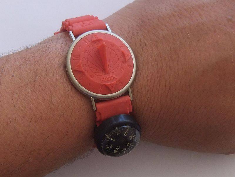 A RARE VINTAGE "" FOSSIL SUN-DIAL "" FUNCTIONAL TIME PIECE WITH ORIGINAL BOX AND COMPASS !! SO COOL