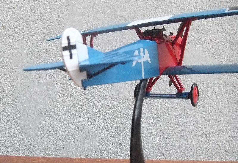 A CHARMING DETAILED 1:72 SCALE MODEL OF THE " FOKKER D.V II " FIGHTER PLANE ON STAND