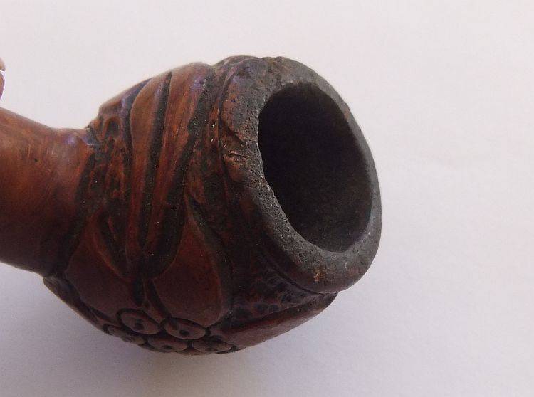 A FABULOUS INTRICATELY DETAILED HAND CARVED VINTAGE SMOKING PIPE WITH INTERESTING COLLAR !! COOL !!