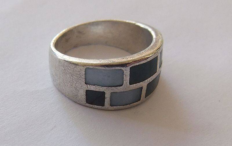 A FABULOUS SOLID STERLING SILVER RING SET WITH STAINED MOTHER OF PEARL !! QUALITY FIND !!