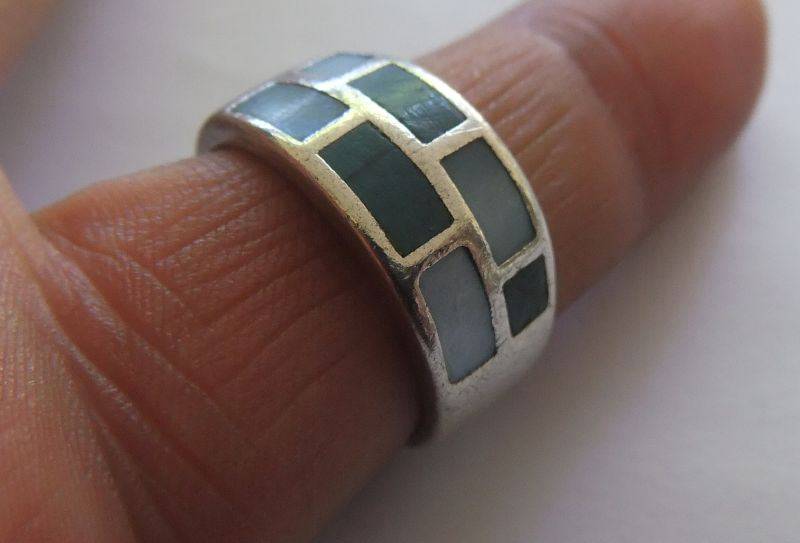 A FABULOUS SOLID STERLING SILVER RING SET WITH STAINED MOTHER OF PEARL !! QUALITY FIND !!