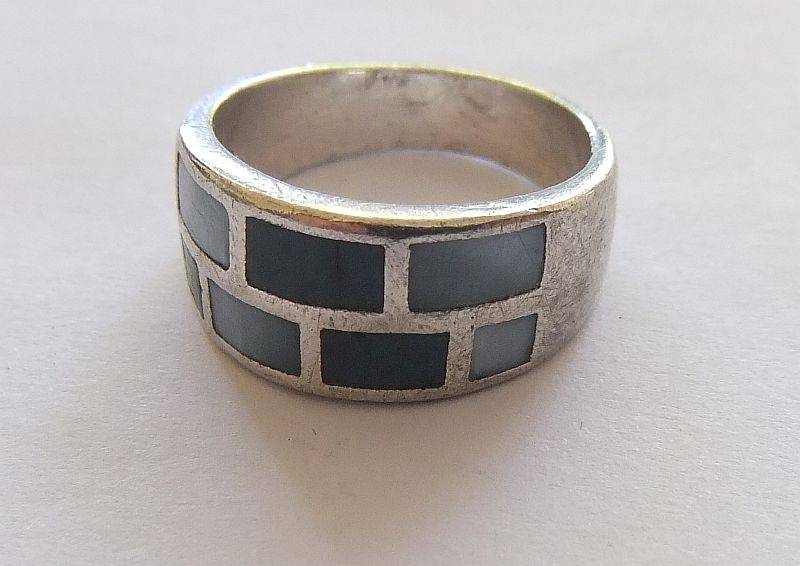 A FABULOUS SOLID STERLING SILVER RING SET WITH STAINED MOTHER OF PEARL !! QUALITY FIND !!