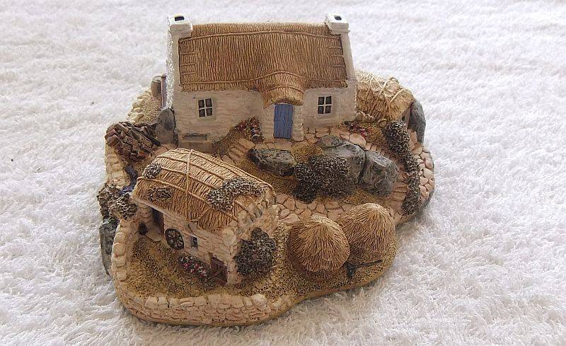 A CHARMING INTRICATELY DETAILED VINTAGE MODEL OF A FARMSTEAD BY LILLIPUT LANE !! MADE IN THE UK !!