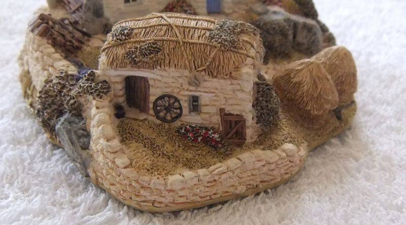 A CHARMING INTRICATELY DETAILED VINTAGE MODEL OF A FARMSTEAD BY LILLIPUT LANE !! MADE IN THE UK !!