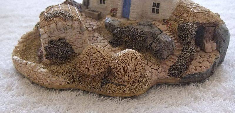 A CHARMING INTRICATELY DETAILED VINTAGE MODEL OF A FARMSTEAD BY LILLIPUT LANE !! MADE IN THE UK !!