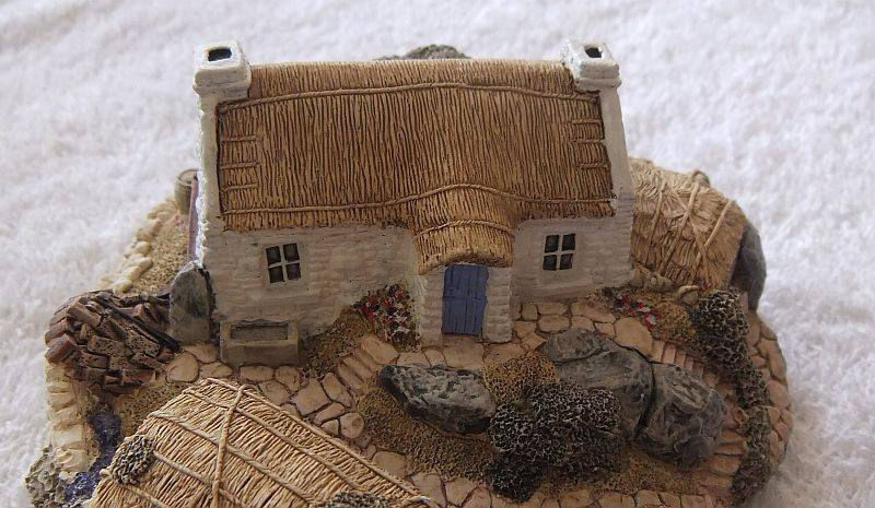 A CHARMING INTRICATELY DETAILED VINTAGE MODEL OF A FARMSTEAD BY LILLIPUT LANE !! MADE IN THE UK !!