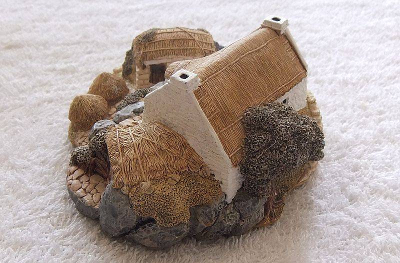 A CHARMING INTRICATELY DETAILED VINTAGE MODEL OF A FARMSTEAD BY LILLIPUT LANE !! MADE IN THE UK !!