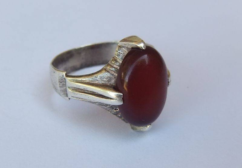 WOW !! A VINTAGE LOOK SOLID STERLING SILVER RING SET WITH A CABOCHON STONE ...POSSIBLY CARNELIAN !!