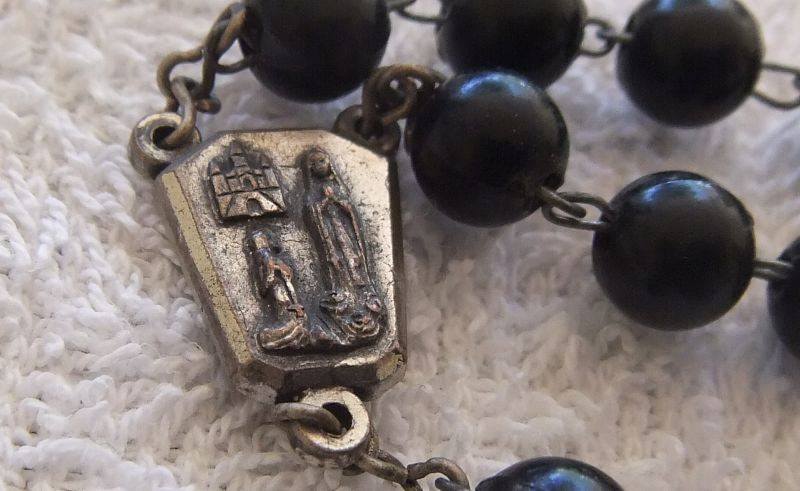 AN AWESOME AND INTERESTING VINTAGE CATHOLIC ROSARY !!