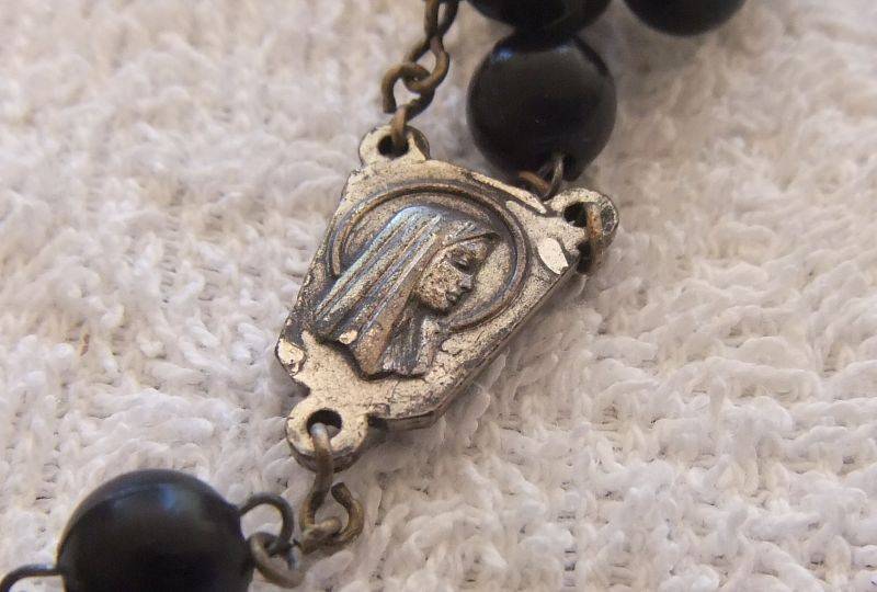 AN AWESOME AND INTERESTING VINTAGE CATHOLIC ROSARY !!