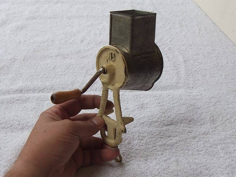 A CHARMING FARM STYLE VINTAGE GARLIC AND HERB MECHANICAL GRATER WITH TABLE CLAMP ... COOL PIECE !!