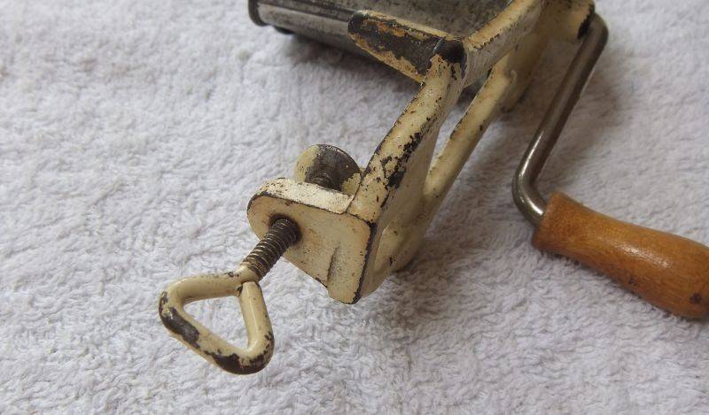 A CHARMING FARM STYLE VINTAGE GARLIC AND HERB MECHANICAL GRATER WITH TABLE CLAMP ... COOL PIECE !!