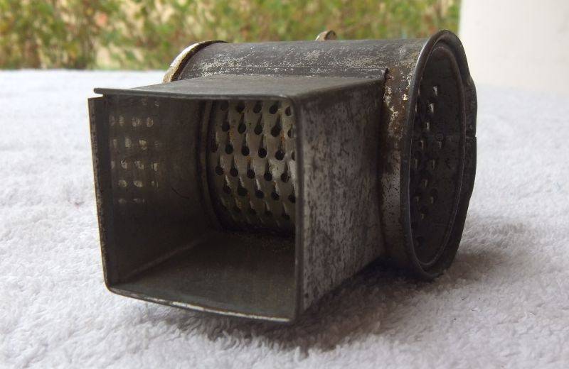 A CHARMING FARM STYLE VINTAGE GARLIC AND HERB MECHANICAL GRATER WITH TABLE CLAMP ... COOL PIECE !!