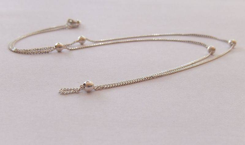 WOW !! A BEAUTIFUL VINTAGE LOOK STERLING SILVER NECKLACE WITH BALL DECORATION ... MUST SEE !!