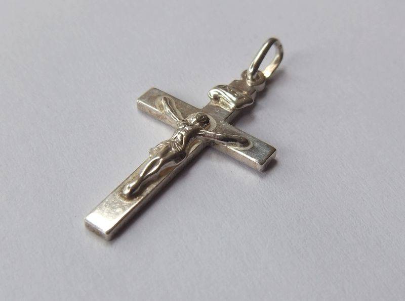 A GOOD QUALITY DETAILED SOLID STERLING SILVER ITALIAN MADE CRUCIFIX PENDANT IN GREAT CONDITION !!