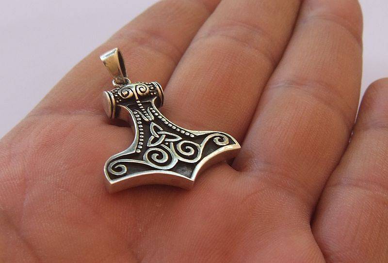 WOW !! AN EYE CATCHING CELTIC INSPIRED SOLID STERLING SILVER PENDANT !! AMAZING QUALITY !!