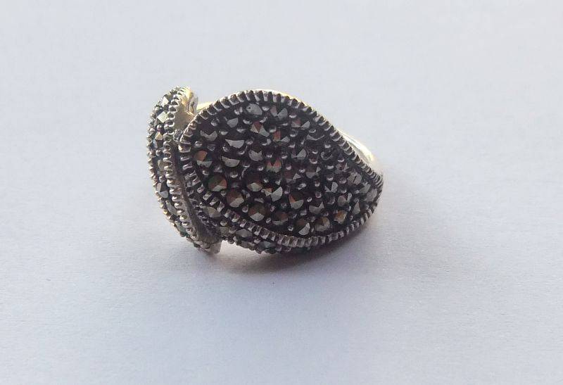 AN EXQUISITE VINTAGE LOOK SOLID STERLING SILVER RING SET WITH "TONS" OF MARCASITE !! SIMPLY WOW !!