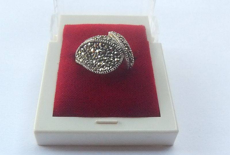 AN EXQUISITE VINTAGE LOOK SOLID STERLING SILVER RING SET WITH "TONS" OF MARCASITE !! SIMPLY WOW !!
