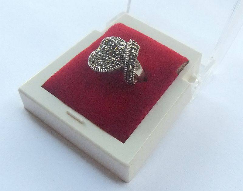 AN EXQUISITE VINTAGE LOOK SOLID STERLING SILVER RING SET WITH "TONS" OF MARCASITE !! SIMPLY WOW !!