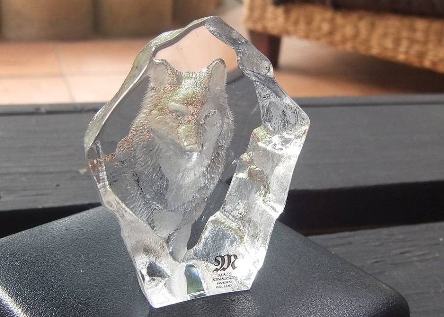 BRILLIANT FIND !! A VINTAGE SIGNED LEAD CRYSTAL PAPERWEIGHT WITH WOLF MOTIF BY MATS JONASSON "SWEDEN