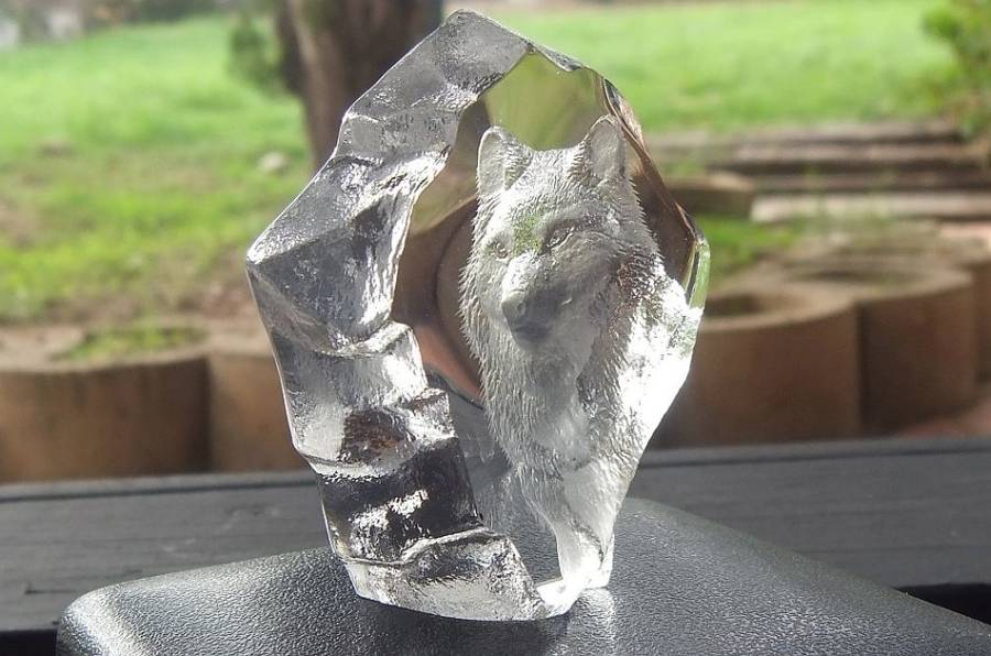 BRILLIANT FIND !! A VINTAGE SIGNED LEAD CRYSTAL PAPERWEIGHT WITH WOLF MOTIF BY MATS JONASSON "SWEDEN