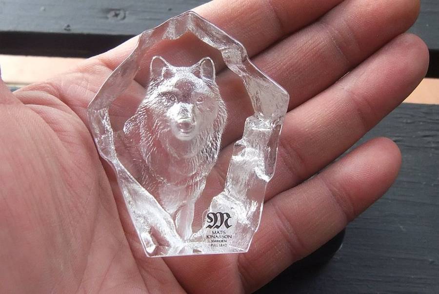 BRILLIANT FIND !! A VINTAGE SIGNED LEAD CRYSTAL PAPERWEIGHT WITH WOLF MOTIF BY MATS JONASSON "SWEDEN
