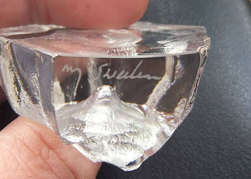 BRILLIANT FIND !! A VINTAGE SIGNED LEAD CRYSTAL PAPERWEIGHT WITH WOLF MOTIF BY MATS JONASSON "SWEDEN