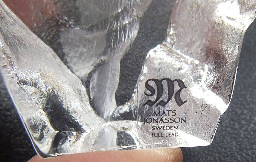 BRILLIANT FIND !! A VINTAGE SIGNED LEAD CRYSTAL PAPERWEIGHT WITH WOLF MOTIF BY MATS JONASSON "SWEDEN