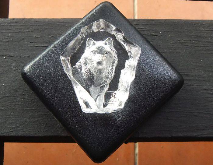 BRILLIANT FIND !! A VINTAGE SIGNED LEAD CRYSTAL PAPERWEIGHT WITH WOLF MOTIF BY MATS JONASSON "SWEDEN