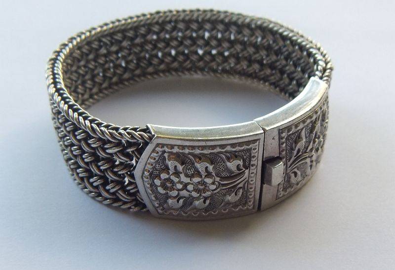 A GORGEOUS HEAVY AND WIDE STRONG QUALITY WOVEN "LINK" STERLING SILVER BRACELET WITH FLORAL CLASP !!