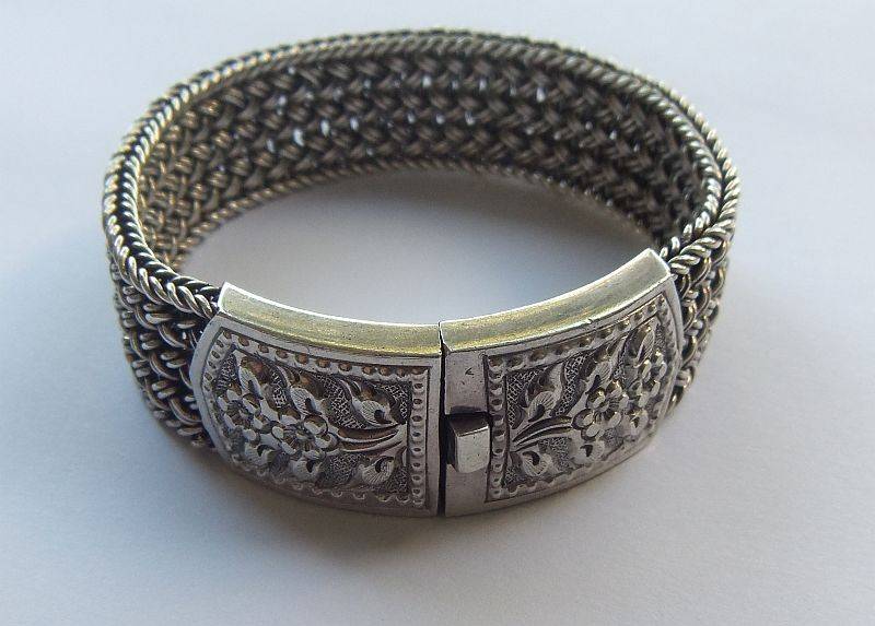 A GORGEOUS HEAVY AND WIDE STRONG QUALITY WOVEN "LINK" STERLING SILVER BRACELET WITH FLORAL CLASP !!
