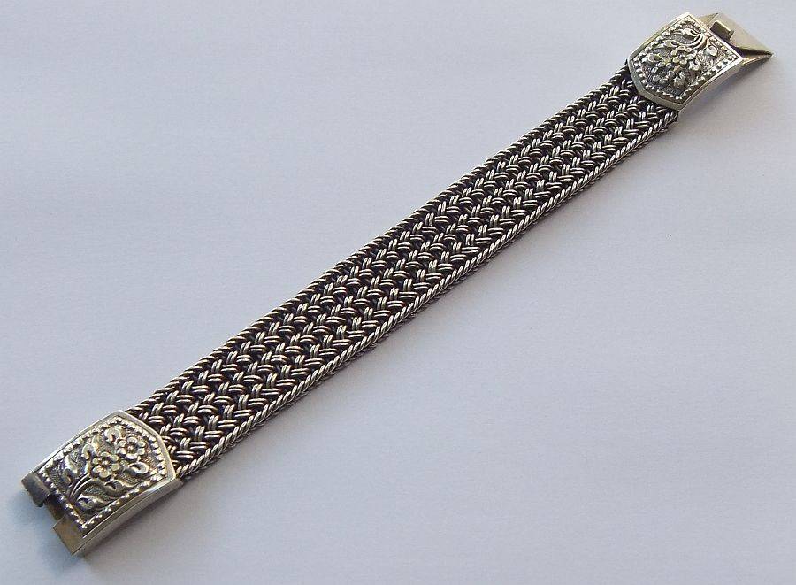 A GORGEOUS HEAVY AND WIDE STRONG QUALITY WOVEN "LINK" STERLING SILVER BRACELET WITH FLORAL CLASP !!