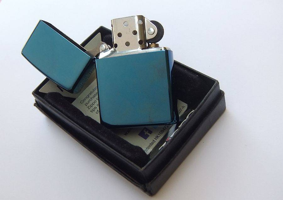 ORIGINAL !! ALMOST NEW !! A GENUINE ZIPPO LIGHTER WITH ORIGINAL BOX !! SMOKE IN STYLE !!
