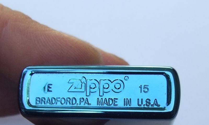 ORIGINAL !! ALMOST NEW !! A GENUINE ZIPPO LIGHTER WITH ORIGINAL BOX !! SMOKE IN STYLE !!