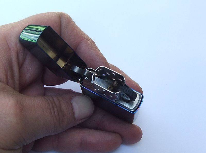 ORIGINAL !! ALMOST NEW !! A GENUINE ZIPPO LIGHTER WITH ORIGINAL BOX !! SMOKE IN STYLE !!