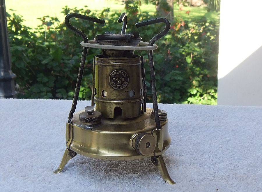 SJOE , TE PRAGTIG !! MADE IN SWEDEN...A VINTAGE SOLID BRASS PRIMUS STOVE NO 96 WITH FOLDABLE "LEGS"
