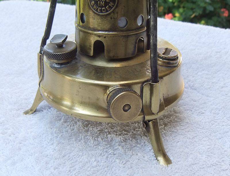 SJOE , TE PRAGTIG !! MADE IN SWEDEN...A VINTAGE SOLID BRASS PRIMUS STOVE NO 96 WITH FOLDABLE "LEGS"