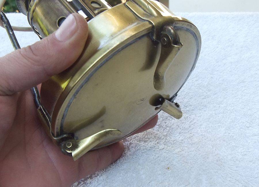 SJOE , TE PRAGTIG !! MADE IN SWEDEN...A VINTAGE SOLID BRASS PRIMUS STOVE NO 96 WITH FOLDABLE "LEGS"