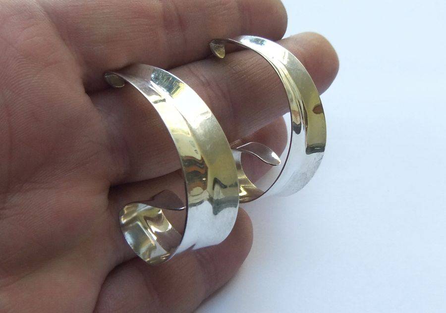 WOW !! A HUGE PAIR OF SOLID STERLING SILVER EARRINGS !! VERY FASHIONABLE !! FREE COMBINING !!