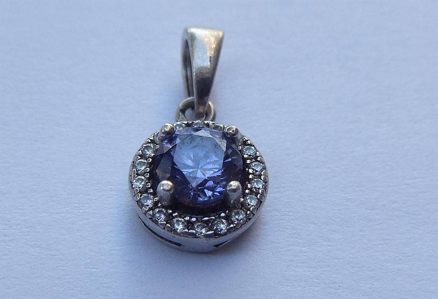AN ELEGANT SOLID STERLING SILVER PENDANT WITH A BEAUTIFUL FACETED BLUE STONE !! FREE COMBINING !!