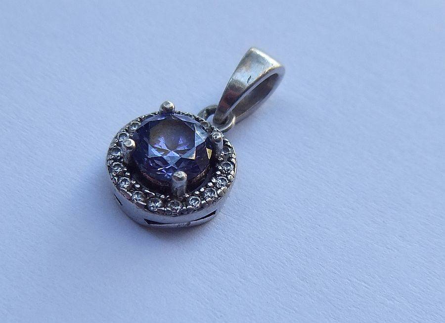 AN ELEGANT SOLID STERLING SILVER PENDANT WITH A BEAUTIFUL FACETED BLUE STONE !! FREE COMBINING !!