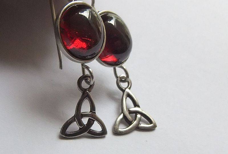 A STERLING SILVER PAIR OF EARRINGS WITH CABOCHON RED STONES AND CELTIC DECORATIONS !! FREE COMBINING